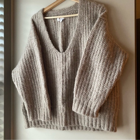 Bare Knitwear Layer V Sweater in Sand, size M/L - Picture 5 of 9